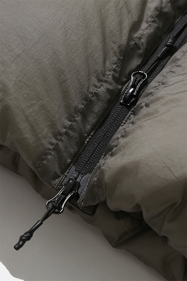 SHADOW PUFFER DOWN PARKA - 쉬어 올리브는 일상, 아웃도어 활동은 물론 여행과 캠핑, 등산 시에도 유용한 다운 파카입니다. 톤 다운된 올리브 컬러에 무지 디자인으로 어떤 스타일에도 쉽게 매치할 수 있으며, 캐주얼, 스포티, 고프코어 스타일을 연출하기 좋습니다. 구스다운 90:10 충전재와 FP800+의 높은 필파워, 방풍 및 발수 기능으로 뛰어난 보온성을 제공하며 경량 설계로 활동성을 높였습니다. 루즈핏으로 편안한 착용감을 선사하며, 양방향 지퍼, 높은 카라, 다양한 포켓, 벨크로 소매 조절 및 밑단 스토퍼 디테일로 기능성을 더했습니다. 겨울철 추위 속에서도 스타일과 따뜻함을 모두 놓치지 마세요.
