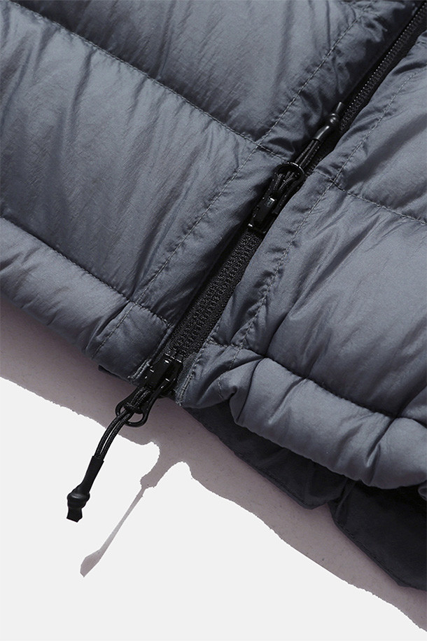 헬륨 후드 다운 재킷 - 쉬어 더스티 블루는 가을과 겨울, 일상과 여행, 캠핑 등 다양한 TPO에 활용 가능한 아우터입니다. 캐주얼, 미니멀, 고프코어 스타일을 아우르는 베이직하고 릴랙스 핏의 디자인으로, 무지 패턴과 얇은 두께로 제작되었습니다. 방풍, 발수, 보온 기능과 경량성을 갖춰 활동성을 높였으며, 후드, 하이넥, 밑단 스트링 디테일로 보온성을 더했습니다. 나일론, 구스다운, 폴리에스테르 등 3가지 주요 소재를 사용하여 편안한 착용감을 선사합니다. 집업 방식으로 간편하게 착용 가능하며, 긴 소매 기장으로 따뜻함을 유지해 줍니다.
