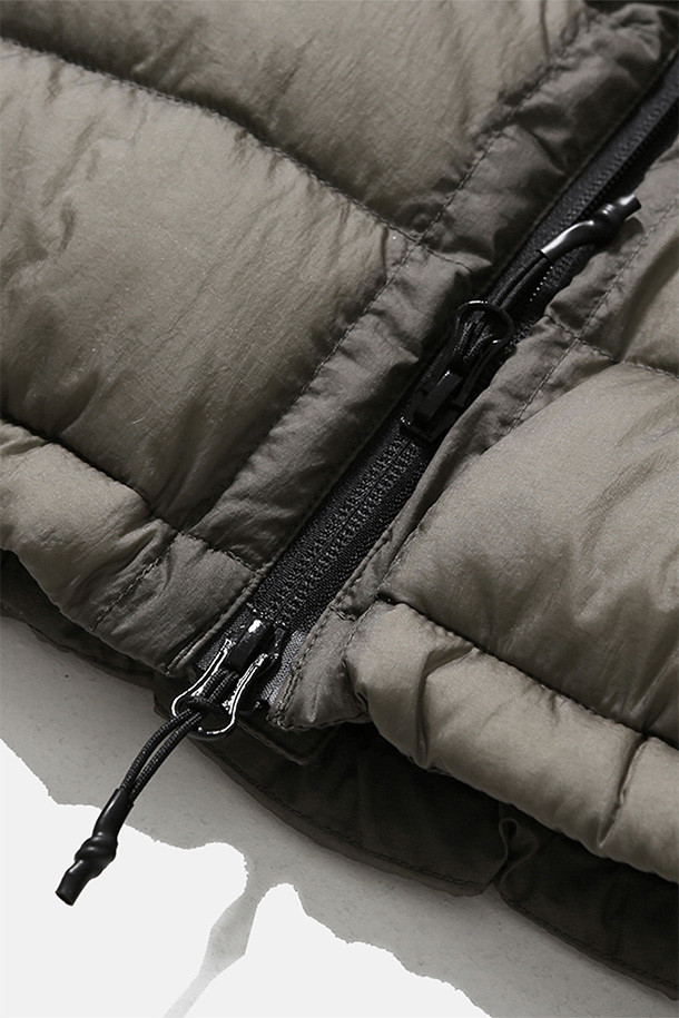 HELIUM 후디드 다운 재킷 - 시어 올리브는 일상, 출근룩, 여행룩에 모두 어울리는 공용 다운자켓입니다. 캐주얼, 스포티, 미니멀 스타일을 아우르는 디자인으로, 방풍, 발수 기능과 뛰어난 보온성, 경량성을 갖춘 겨울철 필수템입니다. 구스다운 90:10 충전재와 FP800+ 등급의 안감을 사용하여 우수한 보온성을 제공하며, 부드러운 나일론 소재와 루즈핏으로 편안한 착용감을 선사합니다. 양방향 지퍼, 지퍼 포켓, 내부 지퍼 포켓, 신축성 있는 소매 커프스, 밑단 스토퍼 등 다양한 기능으로 활용성을 높였습니다.
