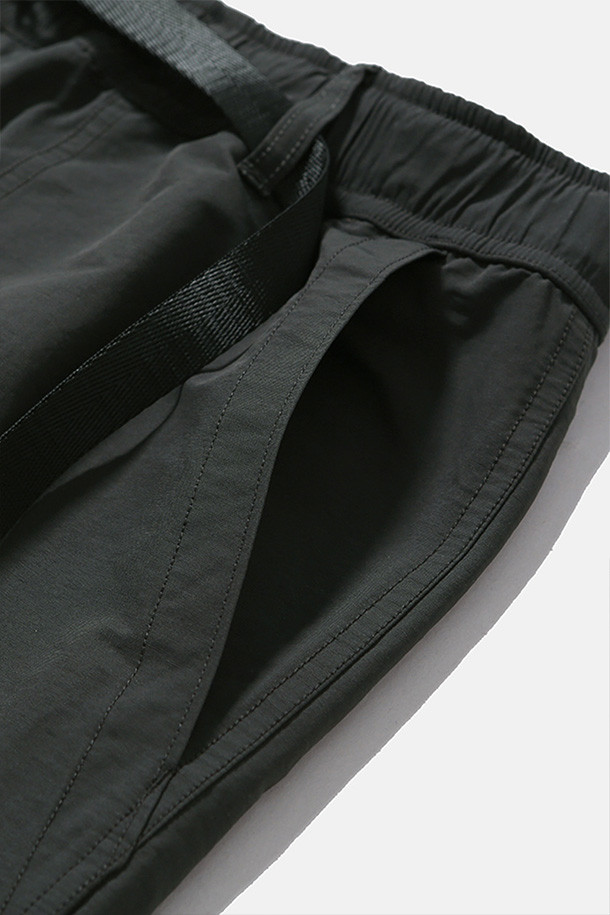 오버 서플라이 팬츠 - 차콜입니다. 면과 나일론 혼방 소재로 제작되어 봄, 가을에 착용하기 좋은 남성용 밀리터리 팬츠입니다. 루즈핏으로 편안한 착용감을 제공하며, 허리 벨트와 밑단 스트링으로 핏 조절이 용이합니다. 사이드 지퍼 포켓, 패치 포켓, 스냅 여밈 포켓 등 다양한 수납 공간을 갖췄으며, 무릎 턱 디테일과 자석 버클이 디자인의 포인트를 더합니다. 일상, 여행, 가을 나들이 등 다양한 TPO에 맞춰 캐주얼, 미니멀, 워크웨어 스타일을 연출해보세요.
