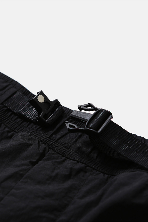 유틸리티 하이킹 라인드 팬츠 - 블랙은 남성용 긴바지로, 가을과 겨울에 적합한 두꺼운 두께감의 팬츠입니다. 나일론과 면 혼방 소재에 기모 안감으로 보온성을 높였으며, 루즈핏으로 편안한 착용감을 제공합니다. 허리 벨트 조절, 지퍼 포켓, 거셋 디테일, 밑단 스트링, 내장형 이밴드 등 하이킹과 아웃도어 활동에 유용한 기능들을 갖추었습니다. 스포티, 캐주얼 스타일 연출이 가능하며 등산, 캠핑, 겨울철 데일리룩에 활용하기 좋습니다.
