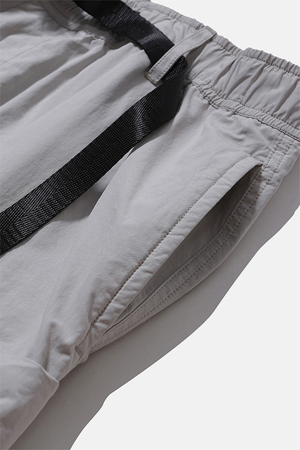 SIMO LINED PANTS - OYSTER (시모 라인드 팬츠 - 오이스터)는 남성용 바지로, 스위스 군 저격수 군복을 베이스로 제작되어 밀리터리 스타일을 연출합니다. 두꺼운 두께감과 발열 안감으로 겨울철에도 따뜻하게 착용 가능하며, 루즈핏으로 편안한 착용감을 제공합니다. 허리 벨트, 밑단 스트링, 내장형 이밴드, 패치 포켓 등 다양한 디테일이 돋보이며, 일상, 여행, 산책 등 다양한 TPO에 활용 가능합니다. 나일론과 면 혼방 소재에 무지 패턴으로 워크웨어, 미니멀, 클래식 스타일을 모두 소화합니다.
