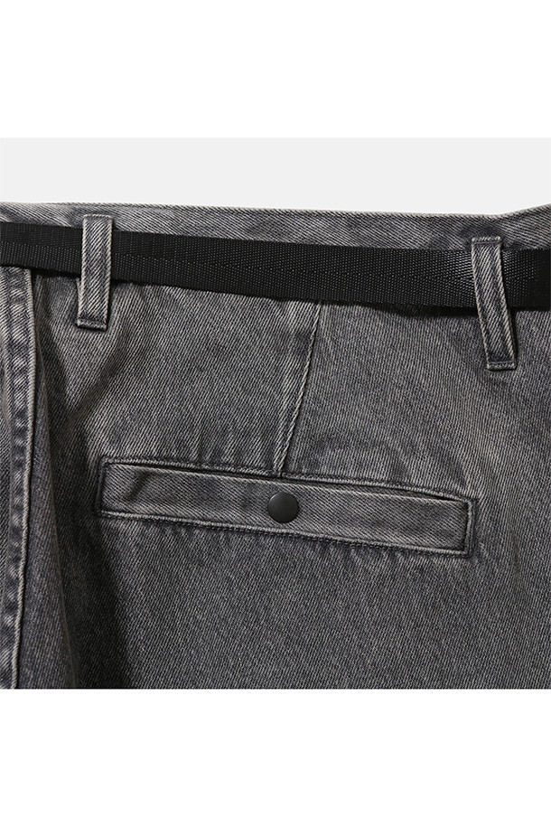 블리치드 블랙 컬러의 와이드 벨티드 데님 팬츠입니다. 캐주얼, 미니멀, 시티보이 스타일을 즐기는 분들께 추천합니다. 11온스 면 소재로 제작되어 편안한 착용감을 선사하며, 넉넉한 와이드핏으로 활동성을 높였습니다. 허리 턱 및 다트 디테일이 돋보이며, 자석 버클과 스냅 버튼 뒷주머니, 지퍼 플라이 등의 특징을 갖추었습니다. 데일리룩, 동네 마실룩, 쇼핑룩 등 다양한 TPO에 활용하기 좋습니다.
