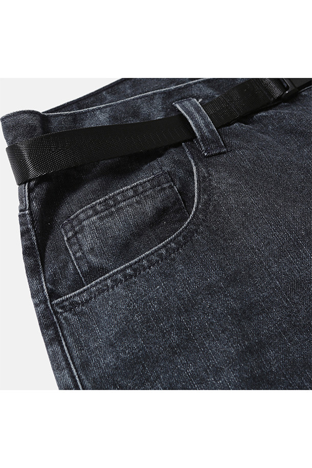 "와이드 벨티드 6P 데님 팬츠 - 스모키 인디고"는 클래식한 무드의 데님 팬츠입니다. 11.75온즈 면 소재로 제작되어 사계절 내내 착용 가능하며, 와이드핏으로 편안한 착용감을 선사합니다. 벨트 탈부착이 가능하며, 자석 버클, 지퍼 플라이 디테일로 완성도를 높였습니다. 스냅 여밈 웰트 포켓과 후면 패치 포켓을 더해 실용성을 더했습니다. 출근룩, 모임룩, 캐주얼, 미니멀 등 다양한 스타일 연출에 활용할 수 있습니다.
