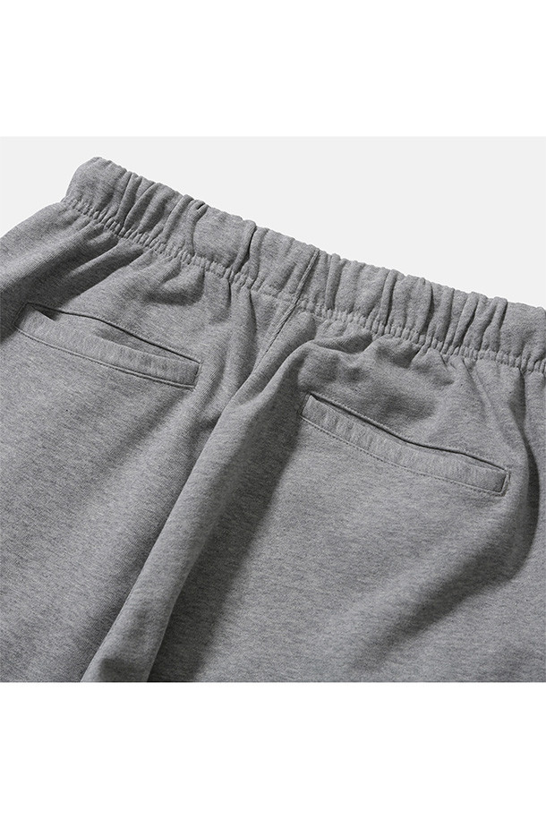 남성용 'BAGGY SWEAT PANTS (배기 스웻 팬츠) - 헤더 그레이'입니다. 부드러운 면과 폴리에스테르 혼방 소재로 제작되어 편안한 착용감을 선사하며, 봄, 가을, 겨울 모두 활용 가능합니다. 넉넉한 배기핏과 루즈핏으로 편안함을 강조하고, 두꺼운 두께감으로 보온성을 더했습니다. 허리 부분에는 내장형 밴딩과 스트링이 있어 조절이 용이하며, 사이드 및 후면 포켓으로 실용성을 높였습니다. 캐주얼, 스포티, 미니멀 스타일을 소화하며 집콕룩, 산책룩, 캠핑룩 등 다양한 TPO에 활용하기 좋습니다.
