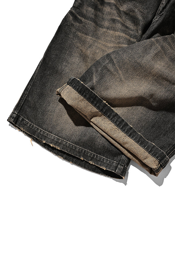 (CLESSTE) 빈티지 블랙 데님 워커 하프 팬츠는 남녀 모두 착용 가능한 루즈핏 하프 팬츠입니다. 10.5oz 데님 소재에 셀비지 데님을 사용하여 내구성을 높였으며, 빈티지 오버다잉 처리로 독특한 색감과 멋을 더했습니다. 페인터 팬츠 디자인과 뒷면 유틸리티 포켓, 내부 드로코드를 통해 실용성을 강조했습니다. 로우/하이 웨이스트로 다양하게 연출 가능하며, 캐주얼, 스트릿, 워크웨어 스타일을 즐겨 입는 분들께 추천합니다. 봄, 여름, 가을, 겨울 사계절 모두 활용 가능한 아이템으로 여행룩, 캠핑룩 등 폭넓게 활용할 수 있습니다.
