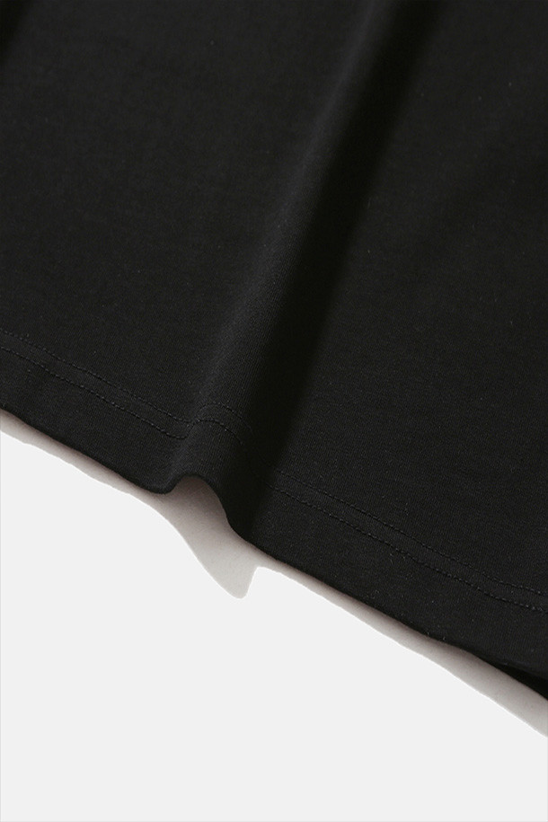 404 GNF(F) L/S 티셔츠 - 블랙은 캐주얼, 스트리트, 미니멀 스타일을 아우르는 긴팔 티셔츠입니다. 봄, 가을, 겨울 계절에 활용하기 좋으며, 일상복으로 편안하게 착용할 수 있습니다. 부드러운 면 소재로 제작되었으며, 오버핏으로 편안한 착용감을 제공합니다. 라운드넥 디자인에 404 GRAPHIC NOT FOUND 그래픽 프린팅이 돋보이며, 손목 립 시접 갈라 처리 및 수축 방지 가공, 골지 립 오프닝 디테일로 완성도를 높였습니다. 겨울철 데일리룩에 개성을 더해보세요.
