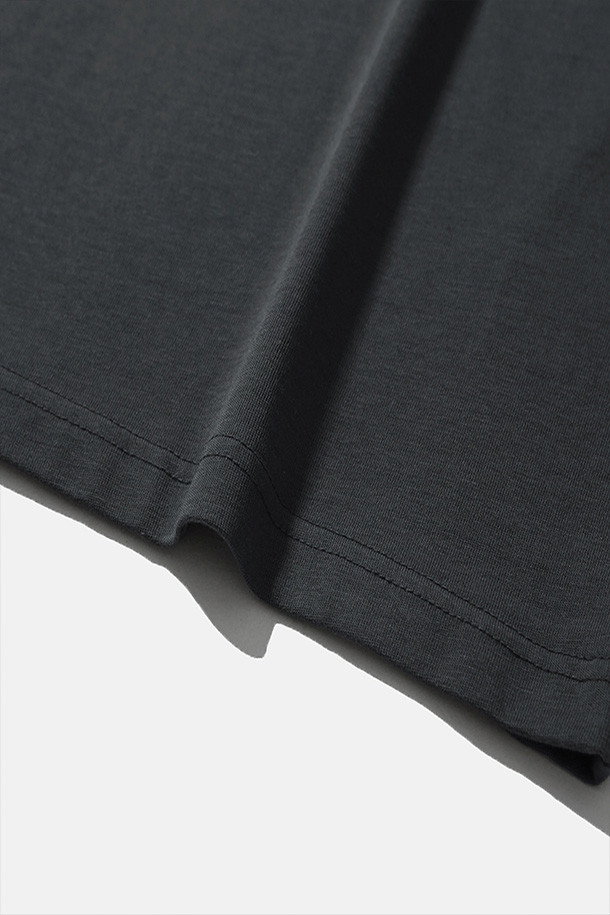 404 GNF(F) L/S 티 - 차콜은 남성용 긴팔 티셔츠입니다. 차콜 컬러에 오버핏으로 제작되어 캐주얼 및 스트릿 스타일을 연출하기 좋습니다. 봄, 가을, 겨울 계절에 적합하며, 부드러운 면 소재로 제작되어 편안한 착용감을 선사합니다. 라운드넥 디자인에 404 GRAPHIC NOT FOUND 그래픽 프린팅이 돋보이며, 골지 립 오프닝, 손목 립 시접 갈라처리, 수축 방지 가공으로 실용성을 더했습니다. 겨울철 데일리룩, 캐주얼, 스트리트, 미니멀 스타일을 즐겨 입는 분들께 추천합니다.
