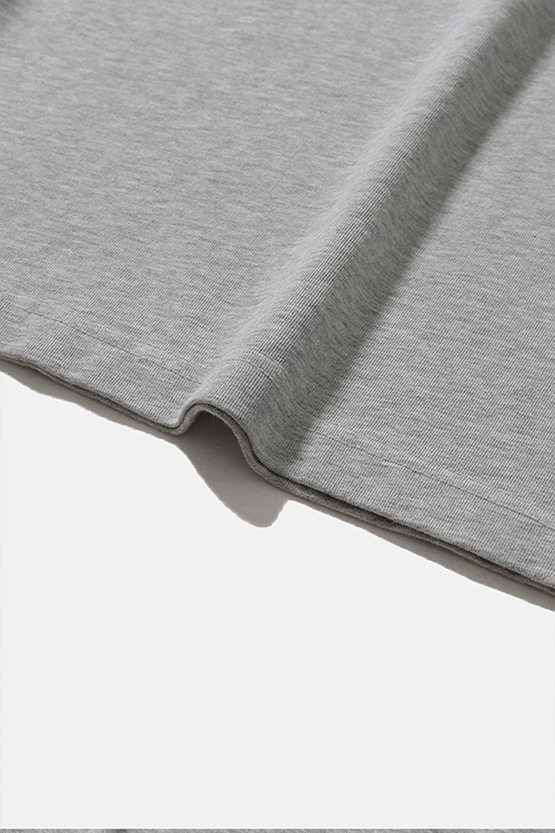 404 GNF(F) L/S 티(TEE) - 헤더 그레이는 남성용 긴팔 티셔츠입니다. 얇은 두께감으로 봄, 가을에 착용하기 좋으며, 캐주얼 및 스트릿 스타일을 연출할 수 있습니다. 오버핏 디자인에 라운드넥으로 편안한 착용감을 선사하며, 부드러운 면 소재를 사용하여 제작되었습니다. "404 GRAPHIC NOT FOUND" 그래픽 프린트와 손목 립 시접 갈라 처리, 골지 립 오프닝 등의 디테일이 돋보이며, 수축 방지 가공으로 실용성을 더했습니다. 동네 마실룩이나 가을 나들이룩에 활용하기 좋은 아이템입니다.
