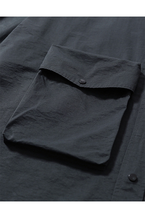 GEAR POCKET SHIRT - 아이언 그레이는 남성용 셔츠로, 봄, 여름, 가을에 착용하기 좋습니다. 아이언 그레이 컬러의 무지 디자인에 레귤러 칼라가 적용되었으며, 얇은 두께감과 메쉬 안감으로 통기성을 높였습니다. 오버핏의 와이드 실루엣과 소매 턱 디테일이 밀리터리, 캐주얼 스타일을 연출하며, 입체 포켓 3개가 실용성을 더합니다. 일상, 동네 마실, 여행, 산책 등 다양한 TPO에 캐주얼, 미니멀, 워크웨어 스타일로 활용하기 좋습니다.
