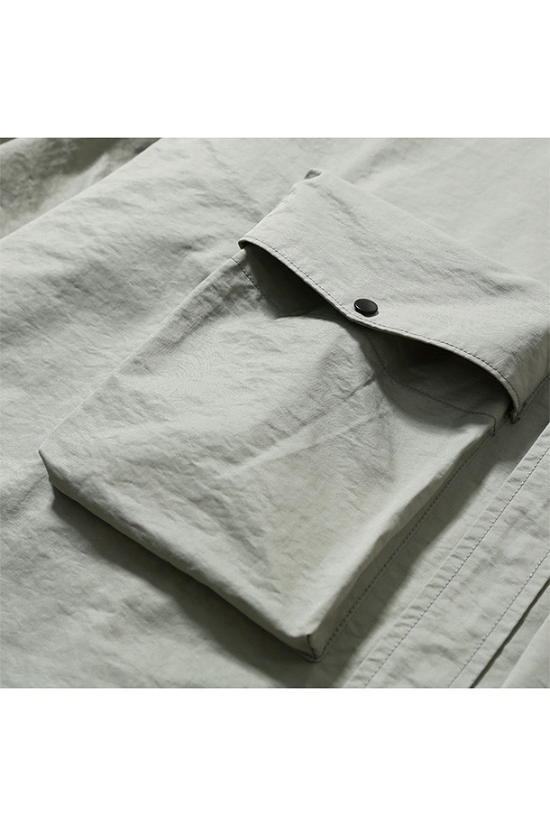 GEAR POCKET 셔츠 - 라이트 토프는 남성용 셔츠로, 봄과 여름에 착용하기 좋습니다. 캐주얼, 미니멀, 시티보이 스타일에 어울리며, 일상, 동네 마실, 여행, 산책 등 다양한 TPO에 활용할 수 있습니다. 라이트 토프 컬러의 오버핏 셔츠로, 레귤러 카라와 긴 소매 기장이 특징입니다. 얇은 두께감의 나일론, 면 혼방 소재에 등판 메쉬 요크, 3개의 입체 포켓, 소매 턱 디테일이 더해져 통기성을 높였습니다. 스냅 여밈 방식의 무지 셔츠로 편안하고 세련된 스타일을 연출해보세요.
