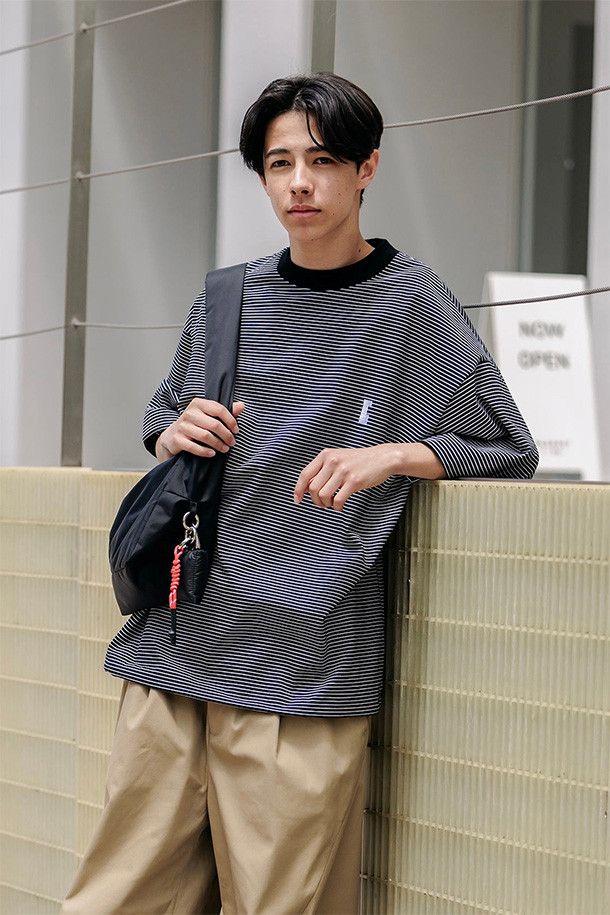 (CLESSTE) "C" 스트라이프 매시브 티셔츠 (블랙 X 화이트)는 남녀 모두 착용 가능한 캐주얼 및 스트릿 스타일의 오버핏 반소매 티셔츠입니다. 블랙과 화이트 컬러의 스트라이프 패턴이 돋보이며, 밑단 양쪽에 어저스터가 부착되어 사이즈 조절이 용이합니다. CLESSTE 시그니처 로고가 디자인되어 브랜드의 아이덴티티를 더합니다. 봄, 여름, 가을에 활용하기 좋은, 데일리룩에 포인트를 더해줄 아이템입니다. 미니멀한 스타일 연출에도 적합합니다.
