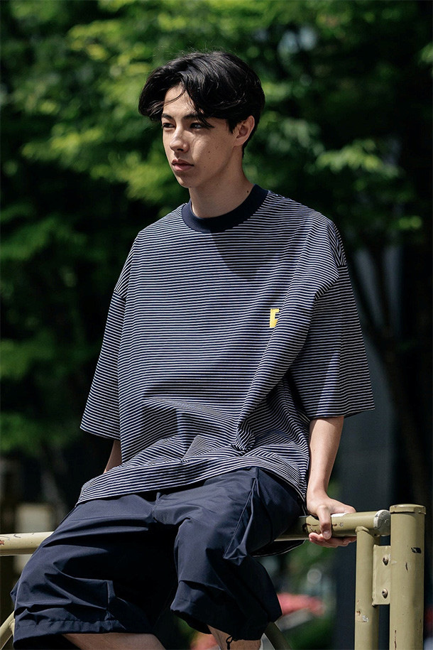 (CLESSTE) "C" 스트라이프 매시브 티셔츠 (네이비 X 화이트)는 스트릿, 캐주얼 스타일을 즐기는 남녀 모두를 위한 오버핏 반소매 티셔츠입니다. 봄, 여름 시즌에 적합하며, 산책룩과 집콕룩 등 편안한 TPO에 잘 어울립니다. 네이비와 화이트 컬러의 스트라이프 패턴이 시원하고 경쾌한 느낌을 주며, CLESSTE 시그니처 심볼 로고로 포인트를 더했습니다. 밑단 양쪽에 어저스터가 부착되어 사이즈 조절이 용이하며, 3XL 빅사이즈까지 폭넓은 선택이 가능합니다.
