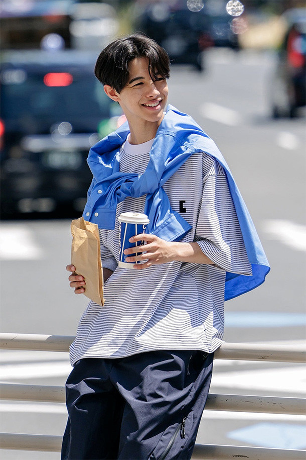 (CLESSTE) "C" 스트라이프 매시브 티셔츠 (화이트 X 블랙)는 남녀 모두 착용 가능한 오버핏 티셔츠입니다. 캐주얼, 스트릿 스타일을 위한 디자인으로, 봄, 여름 시즌에 적합합니다. 밑단 양쪽의 어저스터로 사이즈 조절이 가능하며, CLESSTE 시그니처 심볼 로고가 특징입니다. 3XL 사이즈에 해당하는 넉넉한 빅사이즈로 편안한 착용감을 선사합니다. 화이트와 블랙의 스트라이프 패턴이 돋보이는 반소매 티셔츠입니다.
