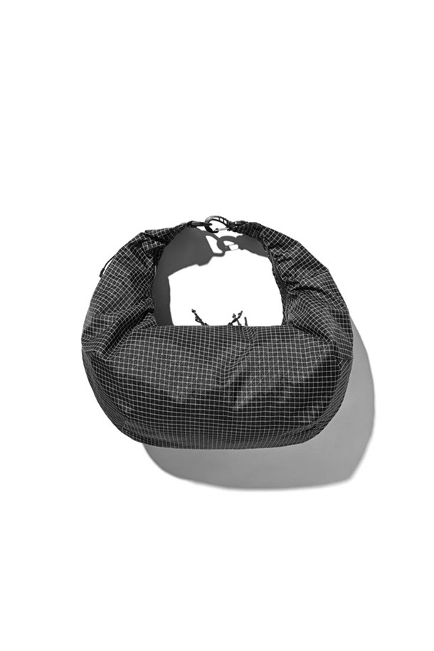 (CLESSTE) 다이네마 2WAY 시스템 숄더백 - 블랙은 미니멀하고 시크한 스타일을 추구하는 남성들을 위한 숄더백입니다. 다이네마 소재를 사용하여 내구성을 높였으며, 반원 형태의 디자인과 블랙 컬러의 조화가 세련된 느낌을 선사합니다. 2WAY 기능으로 숄더백 또는 시스템백으로 활용 가능하며, 체크 패턴이 은은하게 포인트를 더합니다. 가방 내부에는 넉넉한 수납공간이 마련되어 있어, 일상생활에서 필요한 소지품을 효율적으로 보관할 수 있습니다. 지퍼형 잠금 방식으로 내용물을 안전하게 보호하며, 숄더 스트랩으로 편안하게 착용할 수 있습니다.
