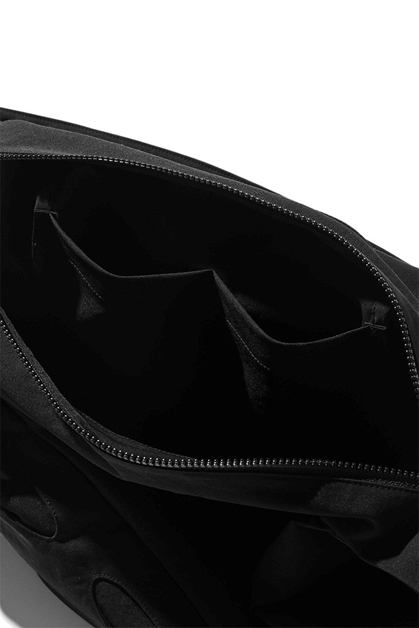 (CLESSTE) 소프트 쉘 퓨처 백 - 블랙은 미니멀, 클래식, 시크 스타일을 추구하는 남성을 위한 숄더백/크로스백입니다. 유기적인 타원형 포켓 디자인과 지퍼 디테일이 돋보이며, 고탄성, 내구성, 유연성을 갖춘 이중직 원단 TEXBRID를 사용하여 제작되었습니다. 미디엄 사이즈의 블랙 색상 무지 가방으로, 출근룩, 비즈니스 캐주얼, 여행룩 등 다양한 TPO에 활용 가능합니다. 가방 잠금 방식은 지퍼형이며, 숄더백 또는 크로스백으로 활용할 수 있어 실용적입니다.
