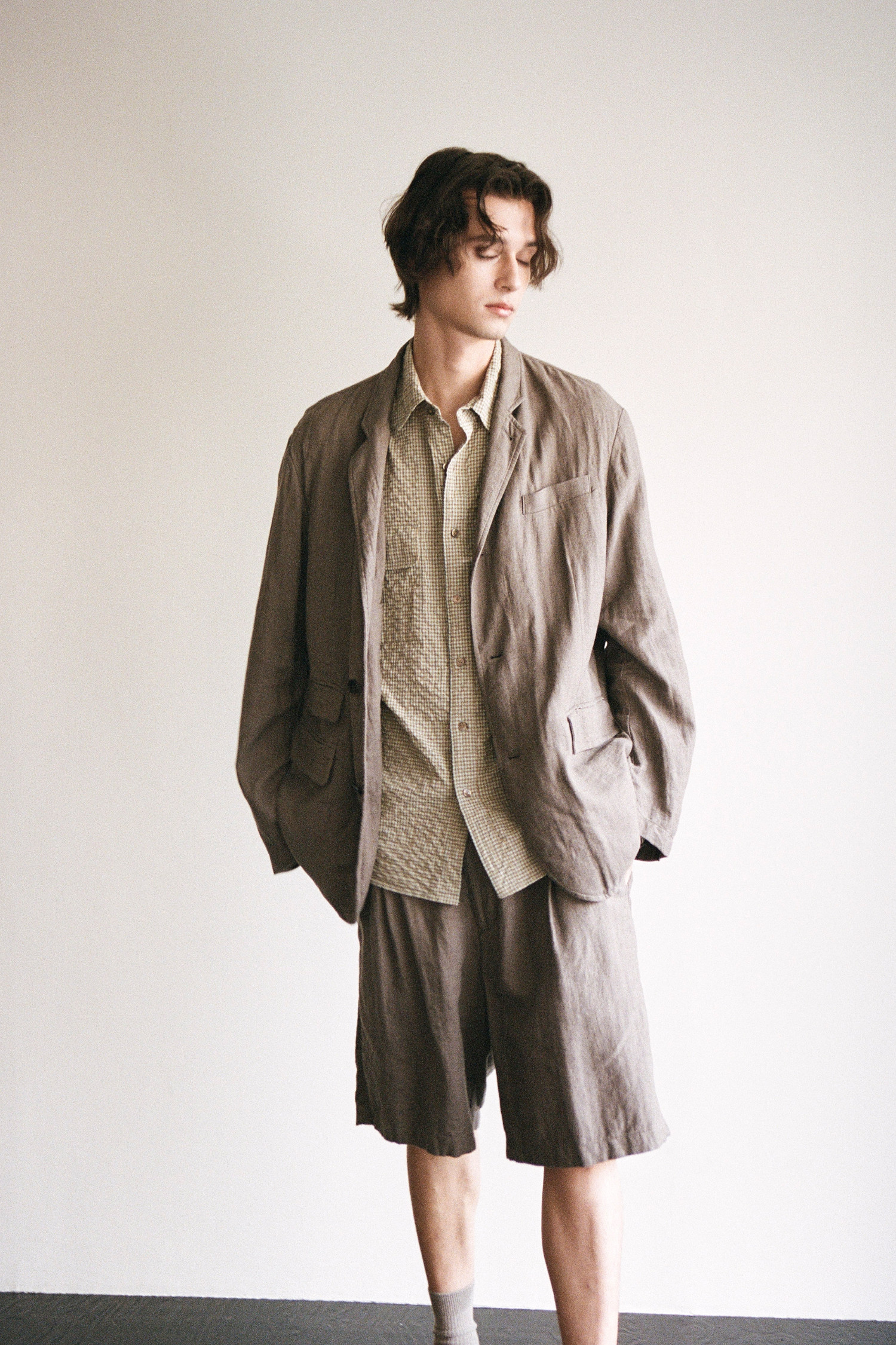 플레드 깅엄 체크 셔츠 카멜/민트입니다. 부드러운 촉감의 오가닉 코튼 소재로 제작되어 봄, 여름 시즌에 시원하게 착용하기 좋습니다. 릴랙스 핏과 레귤러 기장으로 편안한 착용감을 선사하며, 빈티지하면서도 클래식한 무드를 연출합니다. 시어서커 원단, 얇은 두께, 통기성 우수한 디자인으로 쾌적함을 더하고, 전면부 포켓과 밑단 라운딩, 삼각 거셋, 천연 자개 단추 디테일로 완성도를 높였습니다. 데이트룩, 카페룩, 미니멀, 클래식, 캐주얼 등 다양한 스타일에 활용하기 좋은 셔츠입니다.
