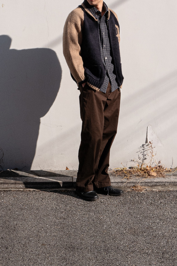 **HEAVY WOOL Cardigan 헤비 울 가디건 - Navy/Camel**

클래식과 빈티지 무드를 아우르는 헤비 울 가디건입니다. 두꺼운 두께감의 울 소재로 제작되어 겨울철에도 뛰어난 보온성을 제공하며, 거친 촉감이 특징입니다. 네이비와 카멜 두 가지 컬러로 출시되었으며, 잦은 착용에도 변형 없이 튼튼하게 유지됩니다. 코위찬 니트에서 영감을 받은 디자인에 빈티지 베이스볼 재킷의 모티브를 더했으며, YKK Excella 지퍼를 사용하여 고급스러움을 더했습니다. 출근룩, 캐주얼룩, 미니멀룩 등 다양한 스타일에 활용하기 좋습니다.
