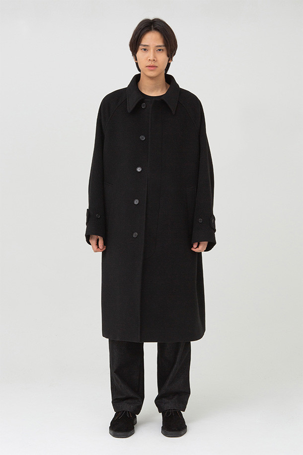 발마칸 코트 - 블랙은 호주산 파인 램스울을 사용하여 부드러운 촉감을 선사하며, 가을과 겨울 시즌에 적합한 두꺼운 두께감으로 제작되었습니다. 래글런 소매와 웰트 포켓, 안주머니, 칼라 비조 디테일이 돋보이는 발마칸 코트입니다. A라인 핏에 무지 패턴, 롱 기장으로 클래식하고 베이직한 스타일을 연출합니다. 버튼 여밈 방식의 블랙 컬러 코트로, 출근룩, 겨울 데일리룩, 비즈니스 캐주얼 등 다양한 TPO에 활용 가능합니다. 미니멀하고 시크한 스타일을 선호하는 남성분들께 추천합니다.
