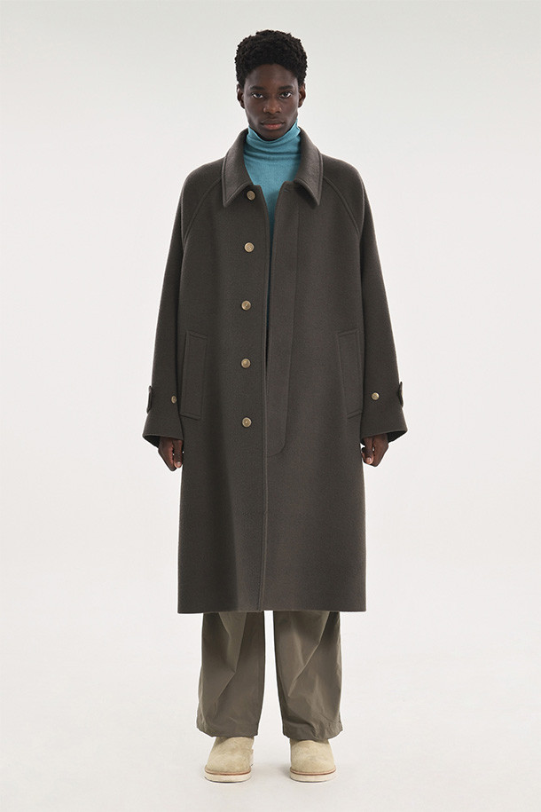 발마칸 코트 - 올리브 그레이는 가을과 겨울, 일상 속에서 클래식하고 미니멀한 스타일을 연출하기에 완벽한 남성용 아우터입니다. 호주산 파인 램스울을 사용하여 부드러운 촉감과 두꺼운 두께감을 자랑하며, 래글런 소매와 웰트 포켓 디테일로 실용성을 더했습니다. A라인 핏과 롱 기장으로 세련된 실루엣을 완성하며, 칼라 비조와 안주머니, 안감 벰버그, 폴리에스터 소재로 마감하여 보온성을 높였습니다. 버튼 여밈 방식으로 제작되었으며, 올리브 그레이 컬러는 어떤 룩에도 자연스럽게 녹아들어 겨울 데일리룩, 출근룩, 데이트룩 등 다양한 TPO에 활용하기 좋습니다.
