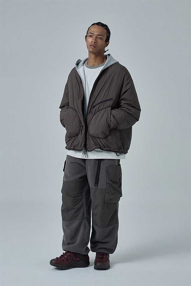 밀 라이너 재킷 - 스톤은 일상, 아웃도어 활동에 적합하며 간절기와 겨울에 따뜻하게 착용할 수 있는 남성용 라이너 재킷입니다. 부드러운 촉감의 나일론과 폴리에스터 혼방 소재에 두꺼운 두께감으로 제작되어 보온성과 방풍 기능을 제공합니다. 루즈핏 디자인에 V넥 라인, 2웨이 지퍼, 지퍼 가슴 포켓, 패치 포켓, 밑단 스토퍼 등 밀리터리 스타일의 디테일을 더했습니다. 신슐레이트 충전재와 이중 소매 커프스로 보온성을 높였으며, 가볍고 통기성이 뛰어나 편안하게 착용 가능합니다. 캐주얼, 미니멀, 클래식 스타일을 즐겨 입는 분들께 추천합니다.
