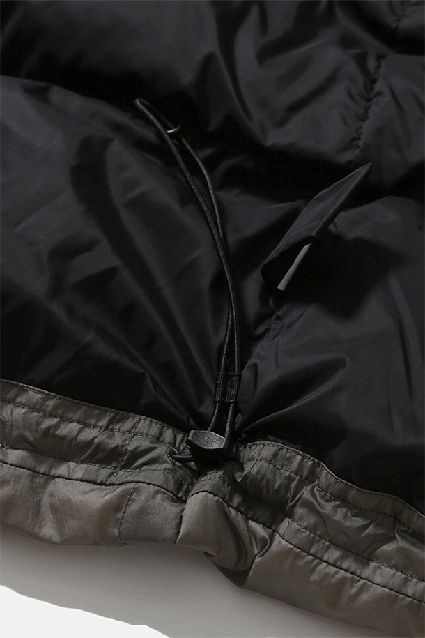 SHADOW PUFFER DOWN PARKA - 쉬어 올리브는 일상, 아웃도어 활동은 물론 여행과 캠핑, 등산 시에도 유용한 다운 파카입니다. 톤 다운된 올리브 컬러에 무지 디자인으로 어떤 스타일에도 쉽게 매치할 수 있으며, 캐주얼, 스포티, 고프코어 스타일을 연출하기 좋습니다. 구스다운 90:10 충전재와 FP800+의 높은 필파워, 방풍 및 발수 기능으로 뛰어난 보온성을 제공하며 경량 설계로 활동성을 높였습니다. 루즈핏으로 편안한 착용감을 선사하며, 양방향 지퍼, 높은 카라, 다양한 포켓, 벨크로 소매 조절 및 밑단 스토퍼 디테일로 기능성을 더했습니다. 겨울철 추위 속에서도 스타일과 따뜻함을 모두 놓치지 마세요.
