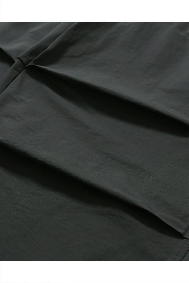 오버 서플라이 팬츠 - 차콜입니다. 면과 나일론 혼방 소재로 제작되어 봄, 가을에 착용하기 좋은 남성용 밀리터리 팬츠입니다. 루즈핏으로 편안한 착용감을 제공하며, 허리 벨트와 밑단 스트링으로 핏 조절이 용이합니다. 사이드 지퍼 포켓, 패치 포켓, 스냅 여밈 포켓 등 다양한 수납 공간을 갖췄으며, 무릎 턱 디테일과 자석 버클이 디자인의 포인트를 더합니다. 일상, 여행, 가을 나들이 등 다양한 TPO에 맞춰 캐주얼, 미니멀, 워크웨어 스타일을 연출해보세요.
