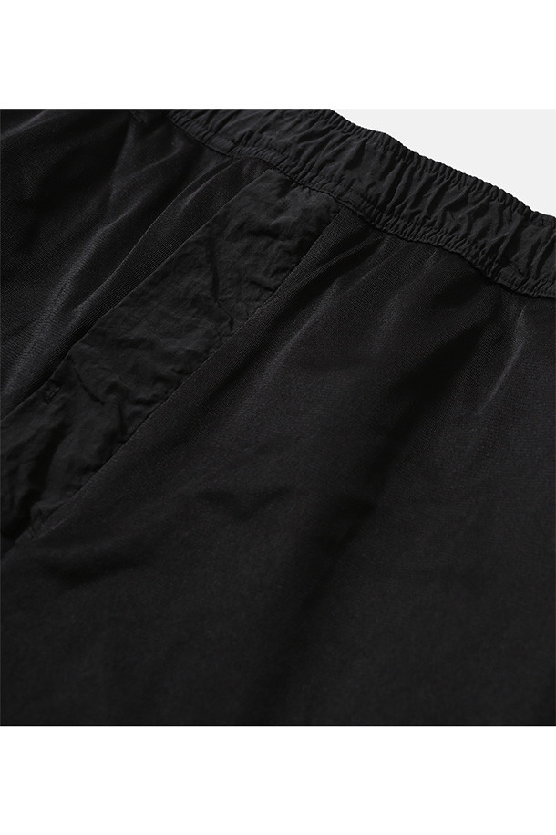 유틸리티 하이킹 라인드 팬츠 - 블랙은 남성용 긴바지로, 가을과 겨울에 적합한 두꺼운 두께감의 팬츠입니다. 나일론과 면 혼방 소재에 기모 안감으로 보온성을 높였으며, 루즈핏으로 편안한 착용감을 제공합니다. 허리 벨트 조절, 지퍼 포켓, 거셋 디테일, 밑단 스트링, 내장형 이밴드 등 하이킹과 아웃도어 활동에 유용한 기능들을 갖추었습니다. 스포티, 캐주얼 스타일 연출이 가능하며 등산, 캠핑, 겨울철 데일리룩에 활용하기 좋습니다.
