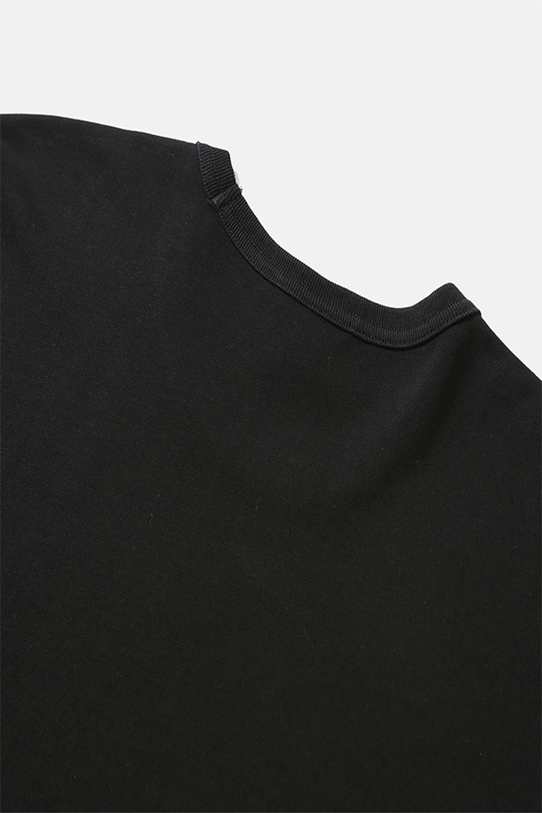 404 GNF(F) L/S 티셔츠 - 블랙은 캐주얼, 스트리트, 미니멀 스타일을 아우르는 긴팔 티셔츠입니다. 봄, 가을, 겨울 계절에 활용하기 좋으며, 일상복으로 편안하게 착용할 수 있습니다. 부드러운 면 소재로 제작되었으며, 오버핏으로 편안한 착용감을 제공합니다. 라운드넥 디자인에 404 GRAPHIC NOT FOUND 그래픽 프린팅이 돋보이며, 손목 립 시접 갈라 처리 및 수축 방지 가공, 골지 립 오프닝 디테일로 완성도를 높였습니다. 겨울철 데일리룩에 개성을 더해보세요.
