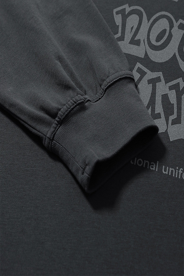 404 GNF(F) L/S 티 - 차콜은 남성용 긴팔 티셔츠입니다. 차콜 컬러에 오버핏으로 제작되어 캐주얼 및 스트릿 스타일을 연출하기 좋습니다. 봄, 가을, 겨울 계절에 적합하며, 부드러운 면 소재로 제작되어 편안한 착용감을 선사합니다. 라운드넥 디자인에 404 GRAPHIC NOT FOUND 그래픽 프린팅이 돋보이며, 골지 립 오프닝, 손목 립 시접 갈라처리, 수축 방지 가공으로 실용성을 더했습니다. 겨울철 데일리룩, 캐주얼, 스트리트, 미니멀 스타일을 즐겨 입는 분들께 추천합니다.
