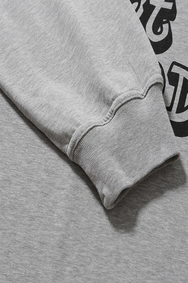 404 GNF(F) L/S 티(TEE) - 헤더 그레이는 남성용 긴팔 티셔츠입니다. 얇은 두께감으로 봄, 가을에 착용하기 좋으며, 캐주얼 및 스트릿 스타일을 연출할 수 있습니다. 오버핏 디자인에 라운드넥으로 편안한 착용감을 선사하며, 부드러운 면 소재를 사용하여 제작되었습니다. "404 GRAPHIC NOT FOUND" 그래픽 프린트와 손목 립 시접 갈라 처리, 골지 립 오프닝 등의 디테일이 돋보이며, 수축 방지 가공으로 실용성을 더했습니다. 동네 마실룩이나 가을 나들이룩에 활용하기 좋은 아이템입니다.
