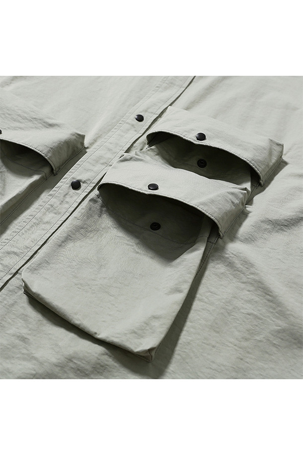 GEAR POCKET 셔츠 - 라이트 토프는 남성용 셔츠로, 봄과 여름에 착용하기 좋습니다. 캐주얼, 미니멀, 시티보이 스타일에 어울리며, 일상, 동네 마실, 여행, 산책 등 다양한 TPO에 활용할 수 있습니다. 라이트 토프 컬러의 오버핏 셔츠로, 레귤러 카라와 긴 소매 기장이 특징입니다. 얇은 두께감의 나일론, 면 혼방 소재에 등판 메쉬 요크, 3개의 입체 포켓, 소매 턱 디테일이 더해져 통기성을 높였습니다. 스냅 여밈 방식의 무지 셔츠로 편안하고 세련된 스타일을 연출해보세요.
