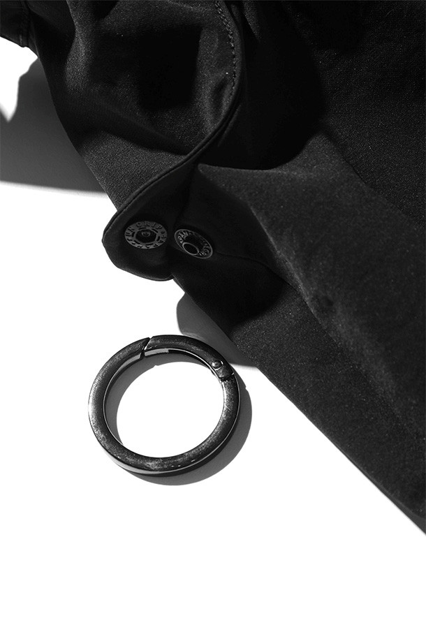 (CLESSTE) 소프트 쉘 퓨처 백 - 블랙은 미니멀, 클래식, 시크 스타일을 추구하는 남성을 위한 숄더백/크로스백입니다. 유기적인 타원형 포켓 디자인과 지퍼 디테일이 돋보이며, 고탄성, 내구성, 유연성을 갖춘 이중직 원단 TEXBRID를 사용하여 제작되었습니다. 미디엄 사이즈의 블랙 색상 무지 가방으로, 출근룩, 비즈니스 캐주얼, 여행룩 등 다양한 TPO에 활용 가능합니다. 가방 잠금 방식은 지퍼형이며, 숄더백 또는 크로스백으로 활용할 수 있어 실용적입니다.
