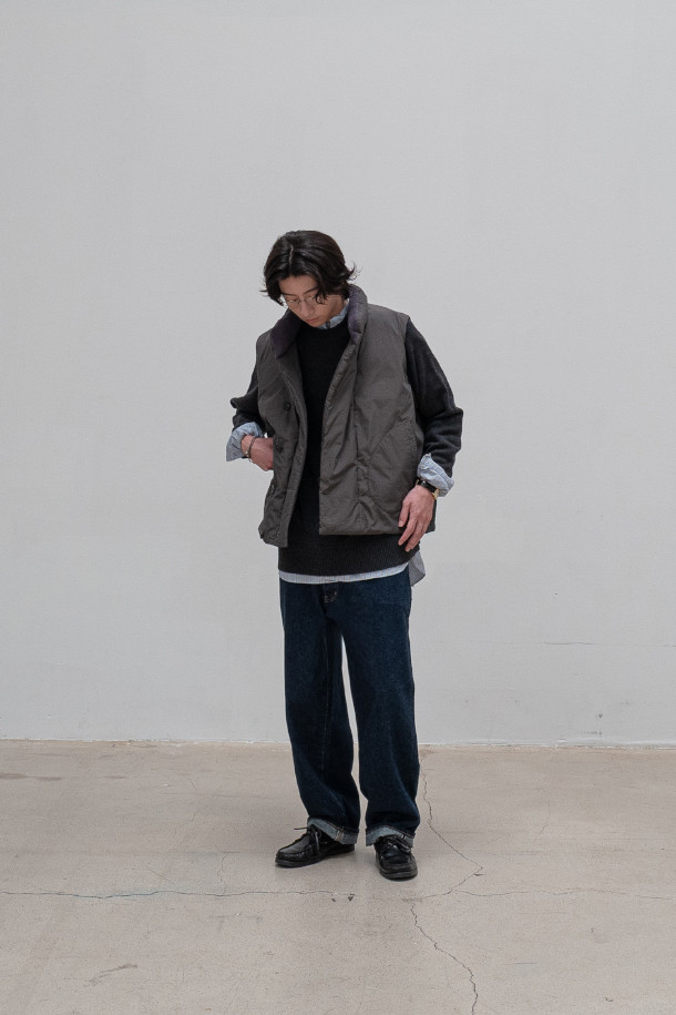 GOOSE DOWN MIL 베스트 - 차콜은 겨울철 캐주얼룩을 완성하는 데일리 아이템입니다. 밀리터리 무드를 담은 베이직한 디자인에, 무지 패턴과 차콜 컬러로 어떤 옷에도 쉽게 매치할 수 있습니다. 구스다운 충전재를 사용하여 보온성을 높였으며, 밑단 스트링 조절과 암홀 밴딩 디테일로 활동성을 더했습니다. 겉감은 면, 폴리에스테르, 나일론 혼방으로 부드러운 촉감을 자랑하며 생활 발수 기능까지 갖춰 실용적입니다. 산책이나 여행 시, 스타일리시하고 따뜻하게 착용할 수 있는 레귤러핏 베스트입니다.
