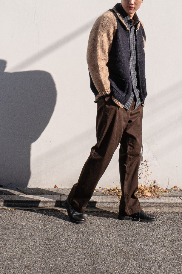 **HEAVY WOOL Cardigan 헤비 울 가디건 - Navy/Camel**

클래식과 빈티지 무드를 아우르는 헤비 울 가디건입니다. 두꺼운 두께감의 울 소재로 제작되어 겨울철에도 뛰어난 보온성을 제공하며, 거친 촉감이 특징입니다. 네이비와 카멜 두 가지 컬러로 출시되었으며, 잦은 착용에도 변형 없이 튼튼하게 유지됩니다. 코위찬 니트에서 영감을 받은 디자인에 빈티지 베이스볼 재킷의 모티브를 더했으며, YKK Excella 지퍼를 사용하여 고급스러움을 더했습니다. 출근룩, 캐주얼룩, 미니멀룩 등 다양한 스타일에 활용하기 좋습니다.
