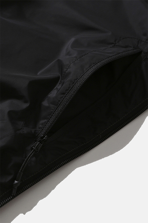 SHADOW PUFFER DOWN PARKA - 쉬어 올리브는 일상, 아웃도어 활동은 물론 여행과 캠핑, 등산 시에도 유용한 다운 파카입니다. 톤 다운된 올리브 컬러에 무지 디자인으로 어떤 스타일에도 쉽게 매치할 수 있으며, 캐주얼, 스포티, 고프코어 스타일을 연출하기 좋습니다. 구스다운 90:10 충전재와 FP800+의 높은 필파워, 방풍 및 발수 기능으로 뛰어난 보온성을 제공하며 경량 설계로 활동성을 높였습니다. 루즈핏으로 편안한 착용감을 선사하며, 양방향 지퍼, 높은 카라, 다양한 포켓, 벨크로 소매 조절 및 밑단 스토퍼 디테일로 기능성을 더했습니다. 겨울철 추위 속에서도 스타일과 따뜻함을 모두 놓치지 마세요.
