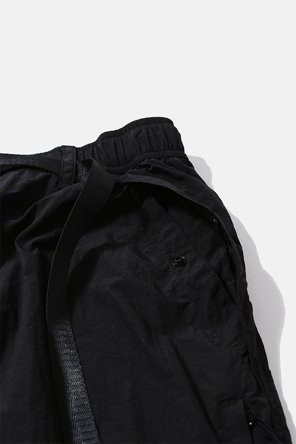 유틸리티 하이킹 라인드 팬츠 - 블랙은 남성용 긴바지로, 가을과 겨울에 적합한 두꺼운 두께감의 팬츠입니다. 나일론과 면 혼방 소재에 기모 안감으로 보온성을 높였으며, 루즈핏으로 편안한 착용감을 제공합니다. 허리 벨트 조절, 지퍼 포켓, 거셋 디테일, 밑단 스트링, 내장형 이밴드 등 하이킹과 아웃도어 활동에 유용한 기능들을 갖추었습니다. 스포티, 캐주얼 스타일 연출이 가능하며 등산, 캠핑, 겨울철 데일리룩에 활용하기 좋습니다.
