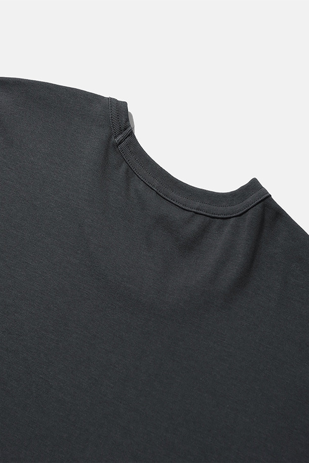 404 GNF(F) L/S 티 - 차콜은 남성용 긴팔 티셔츠입니다. 차콜 컬러에 오버핏으로 제작되어 캐주얼 및 스트릿 스타일을 연출하기 좋습니다. 봄, 가을, 겨울 계절에 적합하며, 부드러운 면 소재로 제작되어 편안한 착용감을 선사합니다. 라운드넥 디자인에 404 GRAPHIC NOT FOUND 그래픽 프린팅이 돋보이며, 골지 립 오프닝, 손목 립 시접 갈라처리, 수축 방지 가공으로 실용성을 더했습니다. 겨울철 데일리룩, 캐주얼, 스트리트, 미니멀 스타일을 즐겨 입는 분들께 추천합니다.
