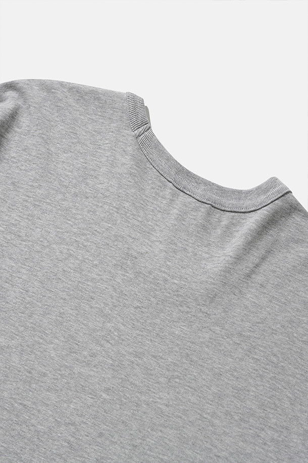 404 GNF(F) L/S 티(TEE) - 헤더 그레이는 남성용 긴팔 티셔츠입니다. 얇은 두께감으로 봄, 가을에 착용하기 좋으며, 캐주얼 및 스트릿 스타일을 연출할 수 있습니다. 오버핏 디자인에 라운드넥으로 편안한 착용감을 선사하며, 부드러운 면 소재를 사용하여 제작되었습니다. "404 GRAPHIC NOT FOUND" 그래픽 프린트와 손목 립 시접 갈라 처리, 골지 립 오프닝 등의 디테일이 돋보이며, 수축 방지 가공으로 실용성을 더했습니다. 동네 마실룩이나 가을 나들이룩에 활용하기 좋은 아이템입니다.
