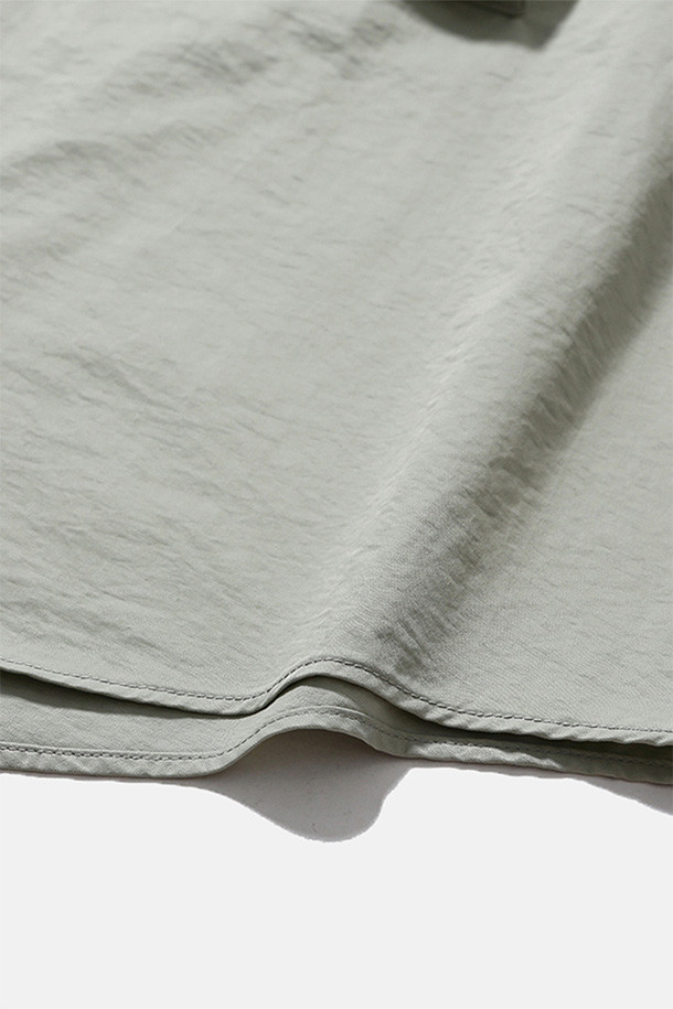 GEAR POCKET 셔츠 - 라이트 토프는 남성용 셔츠로, 봄과 여름에 착용하기 좋습니다. 캐주얼, 미니멀, 시티보이 스타일에 어울리며, 일상, 동네 마실, 여행, 산책 등 다양한 TPO에 활용할 수 있습니다. 라이트 토프 컬러의 오버핏 셔츠로, 레귤러 카라와 긴 소매 기장이 특징입니다. 얇은 두께감의 나일론, 면 혼방 소재에 등판 메쉬 요크, 3개의 입체 포켓, 소매 턱 디테일이 더해져 통기성을 높였습니다. 스냅 여밈 방식의 무지 셔츠로 편안하고 세련된 스타일을 연출해보세요.
