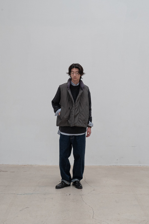 GOOSE DOWN MIL 베스트 - 차콜은 겨울철 캐주얼룩을 완성하는 데일리 아이템입니다. 밀리터리 무드를 담은 베이직한 디자인에, 무지 패턴과 차콜 컬러로 어떤 옷에도 쉽게 매치할 수 있습니다. 구스다운 충전재를 사용하여 보온성을 높였으며, 밑단 스트링 조절과 암홀 밴딩 디테일로 활동성을 더했습니다. 겉감은 면, 폴리에스테르, 나일론 혼방으로 부드러운 촉감을 자랑하며 생활 발수 기능까지 갖춰 실용적입니다. 산책이나 여행 시, 스타일리시하고 따뜻하게 착용할 수 있는 레귤러핏 베스트입니다.
