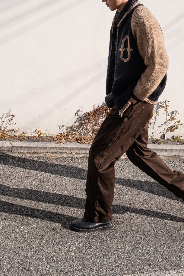 **HEAVY WOOL Cardigan 헤비 울 가디건 - Navy/Camel**

클래식과 빈티지 무드를 아우르는 헤비 울 가디건입니다. 두꺼운 두께감의 울 소재로 제작되어 겨울철에도 뛰어난 보온성을 제공하며, 거친 촉감이 특징입니다. 네이비와 카멜 두 가지 컬러로 출시되었으며, 잦은 착용에도 변형 없이 튼튼하게 유지됩니다. 코위찬 니트에서 영감을 받은 디자인에 빈티지 베이스볼 재킷의 모티브를 더했으며, YKK Excella 지퍼를 사용하여 고급스러움을 더했습니다. 출근룩, 캐주얼룩, 미니멀룩 등 다양한 스타일에 활용하기 좋습니다.
