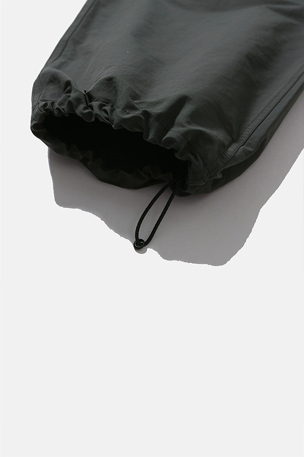 오버 서플라이 팬츠 - 차콜입니다. 면과 나일론 혼방 소재로 제작되어 봄, 가을에 착용하기 좋은 남성용 밀리터리 팬츠입니다. 루즈핏으로 편안한 착용감을 제공하며, 허리 벨트와 밑단 스트링으로 핏 조절이 용이합니다. 사이드 지퍼 포켓, 패치 포켓, 스냅 여밈 포켓 등 다양한 수납 공간을 갖췄으며, 무릎 턱 디테일과 자석 버클이 디자인의 포인트를 더합니다. 일상, 여행, 가을 나들이 등 다양한 TPO에 맞춰 캐주얼, 미니멀, 워크웨어 스타일을 연출해보세요.
