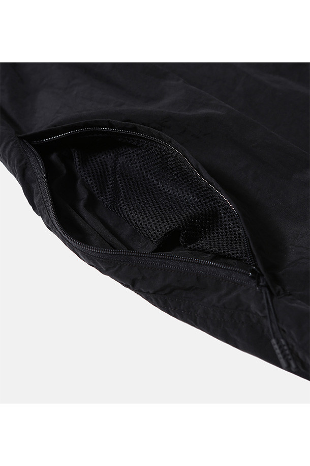 유틸리티 하이킹 라인드 팬츠 - 블랙은 남성용 긴바지로, 가을과 겨울에 적합한 두꺼운 두께감의 팬츠입니다. 나일론과 면 혼방 소재에 기모 안감으로 보온성을 높였으며, 루즈핏으로 편안한 착용감을 제공합니다. 허리 벨트 조절, 지퍼 포켓, 거셋 디테일, 밑단 스트링, 내장형 이밴드 등 하이킹과 아웃도어 활동에 유용한 기능들을 갖추었습니다. 스포티, 캐주얼 스타일 연출이 가능하며 등산, 캠핑, 겨울철 데일리룩에 활용하기 좋습니다.
