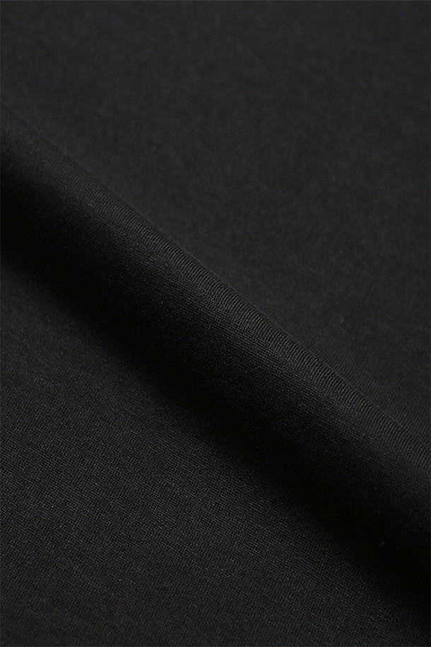 404 GNF(F) L/S 티셔츠 - 블랙은 캐주얼, 스트리트, 미니멀 스타일을 아우르는 긴팔 티셔츠입니다. 봄, 가을, 겨울 계절에 활용하기 좋으며, 일상복으로 편안하게 착용할 수 있습니다. 부드러운 면 소재로 제작되었으며, 오버핏으로 편안한 착용감을 제공합니다. 라운드넥 디자인에 404 GRAPHIC NOT FOUND 그래픽 프린팅이 돋보이며, 손목 립 시접 갈라 처리 및 수축 방지 가공, 골지 립 오프닝 디테일로 완성도를 높였습니다. 겨울철 데일리룩에 개성을 더해보세요.
