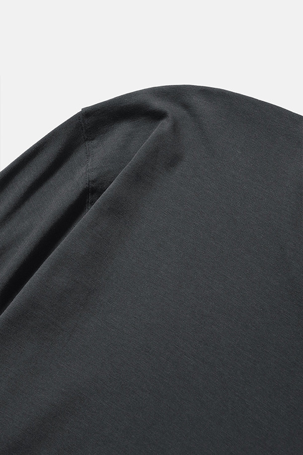 404 GNF(F) L/S 티 - 차콜은 남성용 긴팔 티셔츠입니다. 차콜 컬러에 오버핏으로 제작되어 캐주얼 및 스트릿 스타일을 연출하기 좋습니다. 봄, 가을, 겨울 계절에 적합하며, 부드러운 면 소재로 제작되어 편안한 착용감을 선사합니다. 라운드넥 디자인에 404 GRAPHIC NOT FOUND 그래픽 프린팅이 돋보이며, 골지 립 오프닝, 손목 립 시접 갈라처리, 수축 방지 가공으로 실용성을 더했습니다. 겨울철 데일리룩, 캐주얼, 스트리트, 미니멀 스타일을 즐겨 입는 분들께 추천합니다.
