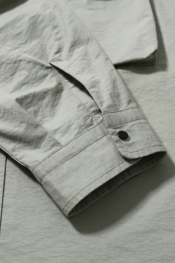 GEAR POCKET 셔츠 - 라이트 토프는 남성용 셔츠로, 봄과 여름에 착용하기 좋습니다. 캐주얼, 미니멀, 시티보이 스타일에 어울리며, 일상, 동네 마실, 여행, 산책 등 다양한 TPO에 활용할 수 있습니다. 라이트 토프 컬러의 오버핏 셔츠로, 레귤러 카라와 긴 소매 기장이 특징입니다. 얇은 두께감의 나일론, 면 혼방 소재에 등판 메쉬 요크, 3개의 입체 포켓, 소매 턱 디테일이 더해져 통기성을 높였습니다. 스냅 여밈 방식의 무지 셔츠로 편안하고 세련된 스타일을 연출해보세요.
