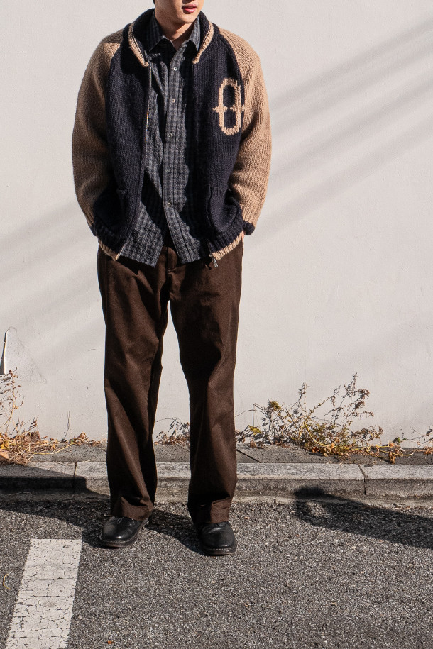 **HEAVY WOOL Cardigan 헤비 울 가디건 - Navy/Camel**

클래식과 빈티지 무드를 아우르는 헤비 울 가디건입니다. 두꺼운 두께감의 울 소재로 제작되어 겨울철에도 뛰어난 보온성을 제공하며, 거친 촉감이 특징입니다. 네이비와 카멜 두 가지 컬러로 출시되었으며, 잦은 착용에도 변형 없이 튼튼하게 유지됩니다. 코위찬 니트에서 영감을 받은 디자인에 빈티지 베이스볼 재킷의 모티브를 더했으며, YKK Excella 지퍼를 사용하여 고급스러움을 더했습니다. 출근룩, 캐주얼룩, 미니멀룩 등 다양한 스타일에 활용하기 좋습니다.
