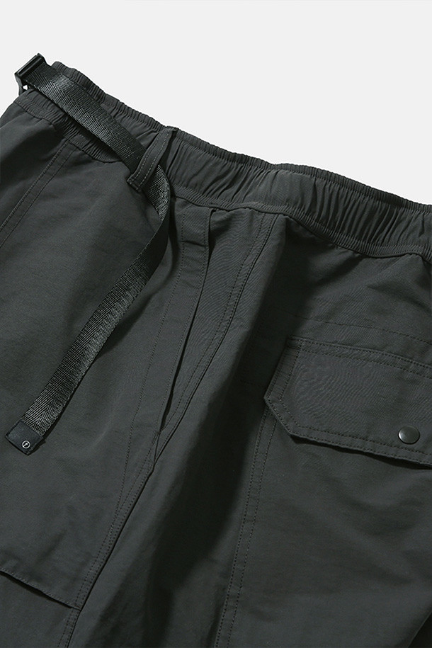 오버 서플라이 팬츠 - 차콜입니다. 면과 나일론 혼방 소재로 제작되어 봄, 가을에 착용하기 좋은 남성용 밀리터리 팬츠입니다. 루즈핏으로 편안한 착용감을 제공하며, 허리 벨트와 밑단 스트링으로 핏 조절이 용이합니다. 사이드 지퍼 포켓, 패치 포켓, 스냅 여밈 포켓 등 다양한 수납 공간을 갖췄으며, 무릎 턱 디테일과 자석 버클이 디자인의 포인트를 더합니다. 일상, 여행, 가을 나들이 등 다양한 TPO에 맞춰 캐주얼, 미니멀, 워크웨어 스타일을 연출해보세요.
