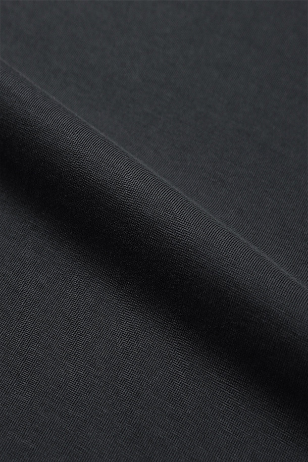 404 GNF(F) L/S 티 - 차콜은 남성용 긴팔 티셔츠입니다. 차콜 컬러에 오버핏으로 제작되어 캐주얼 및 스트릿 스타일을 연출하기 좋습니다. 봄, 가을, 겨울 계절에 적합하며, 부드러운 면 소재로 제작되어 편안한 착용감을 선사합니다. 라운드넥 디자인에 404 GRAPHIC NOT FOUND 그래픽 프린팅이 돋보이며, 골지 립 오프닝, 손목 립 시접 갈라처리, 수축 방지 가공으로 실용성을 더했습니다. 겨울철 데일리룩, 캐주얼, 스트리트, 미니멀 스타일을 즐겨 입는 분들께 추천합니다.
